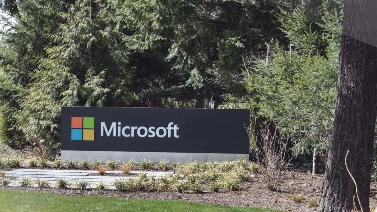 Bitcoin miner IREN delivers first 50MW AI cloud deployment to Microsoft under a five-year, $9.7B deal, with 200MW planned across four Horizon phases