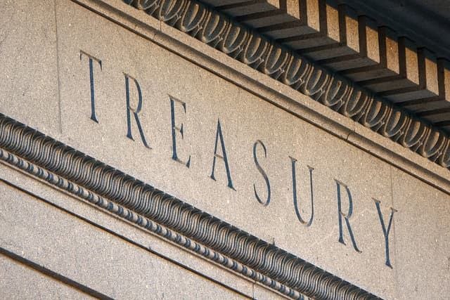 Ray Dalio warns the U.S. is entering a dangerous debt cycle as Treasury supply outpaces demand, bond yields rise and debt-service costs squeeze government spending