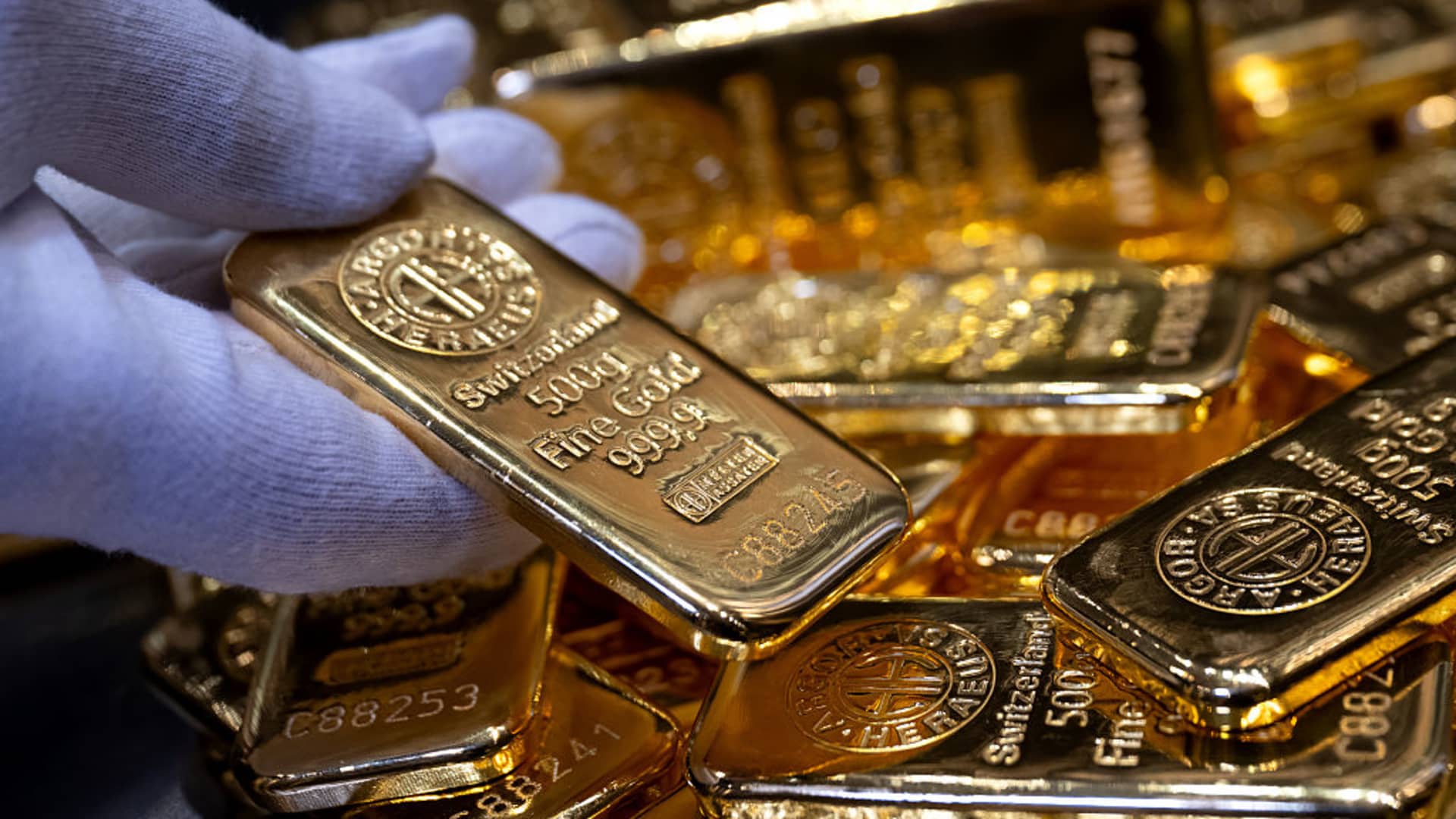 Dutch central bank moves 86 metric tons of gold from New York and Ottawa to London, citing rising geopolitical risks and the need for stronger crisis preparedness
